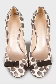 Leather shoes with a bow