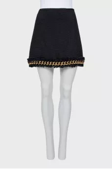 Skirt decorated with a golden chain