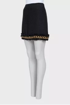 Skirt decorated with a golden chain