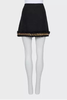 Skirt decorated with a golden chain