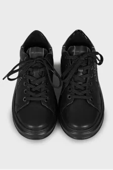 Leather sneakers with metal logo