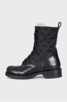 Insulated boots with brand logo