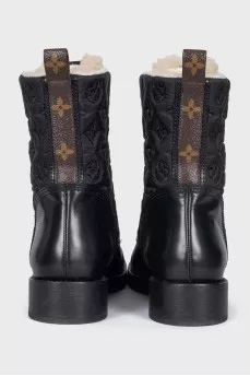 Insulated boots with brand logo