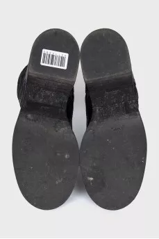 Insulated boots with brand logo