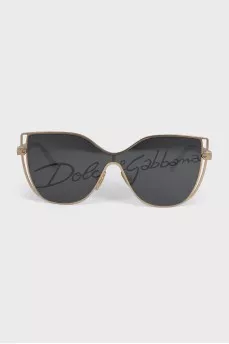 Sunglasses with brand logo on lenses