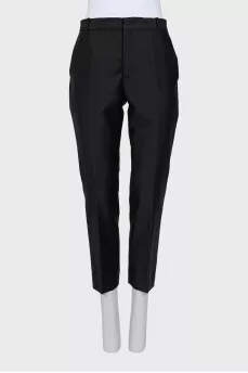 Cropped trousers made of black wool