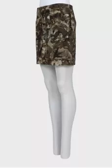 Skirt with accent buttons