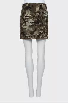 Skirt with accent buttons