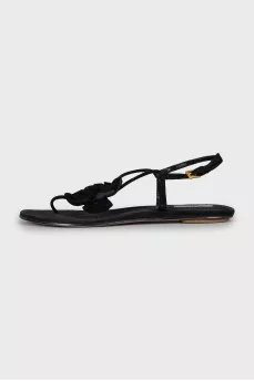 Suede flip flops decorated with a flower