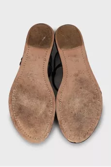 Suede flip flops decorated with a flower