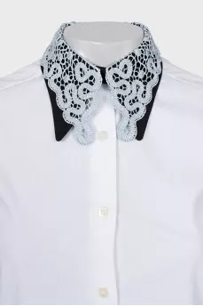 Sleeveless blouse with lace collar