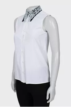 Sleeveless blouse with lace collar