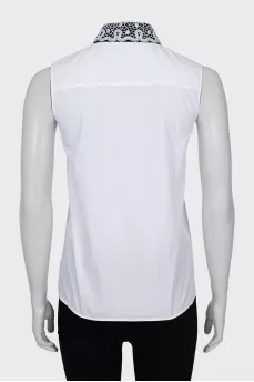 Sleeveless blouse with lace collar