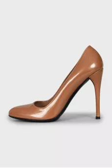 Patent leather heeled shoes