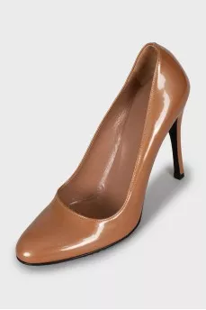 Patent leather heeled shoes