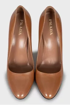 Patent leather heeled shoes