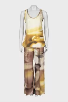 Suit of a top and straight-cut trousers