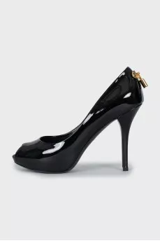 Patent leather open toe shoes