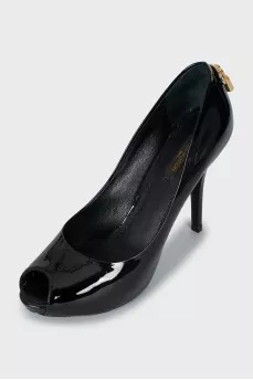 Patent leather open toe shoes