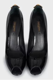 Patent leather open toe shoes