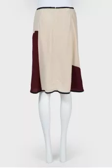 Light skirt with burgundy inserts