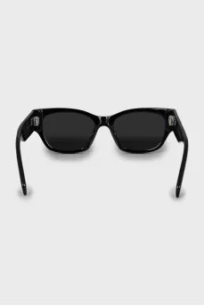 Sunglasses with branded temples
