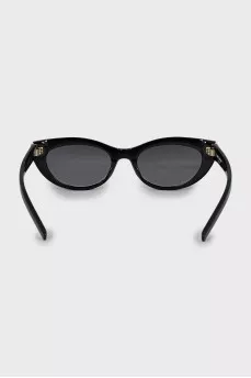 Black oval sunglasses