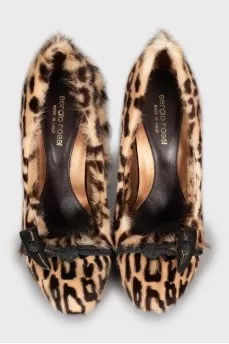 Animal print pointed toe shoes