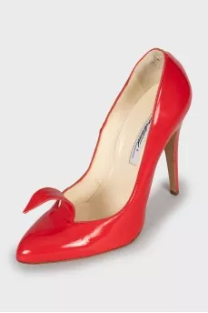 Red shoes with a figured cutout