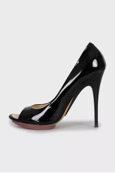 Patent leather open toe shoes