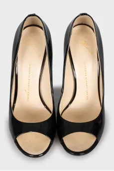 Patent leather open toe shoes