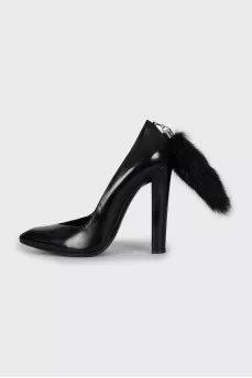 Shoes with removable fur trim