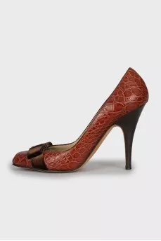 Leather shoes with textile bows