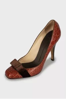 Leather shoes with textile bows