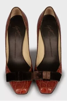 Leather shoes with textile bows