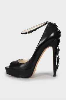 Leather shoes with buckles on the heel