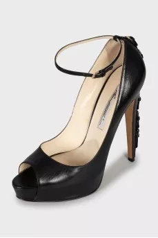 Leather shoes with buckles on the heel