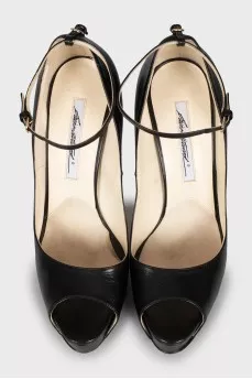 Leather shoes with buckles on the heel