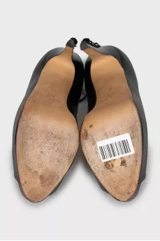 Leather shoes with buckles on the heel