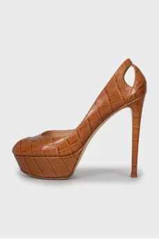 Leather shoes with figured cutouts