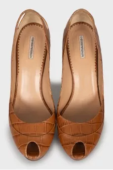 Leather shoes with figured cutouts
