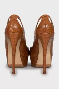 Leather shoes with figured cutouts