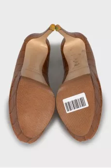 Leather shoes with figured cutouts