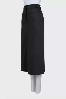 Fitted black skirt