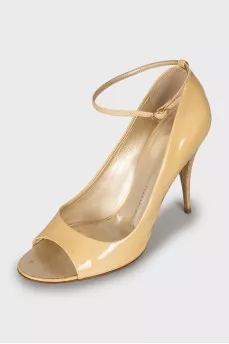 Patent leather open toe shoes