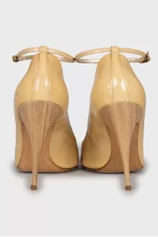 Patent leather open toe shoes