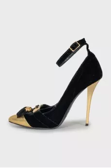 Velvet pumps with golden heels