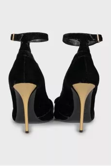 Velvet pumps with golden heels