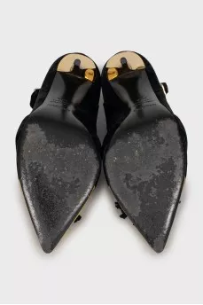 Velvet pumps with golden heels
