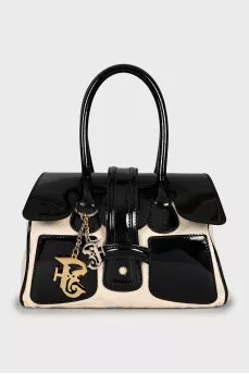 Textile bag decorated with a keychain